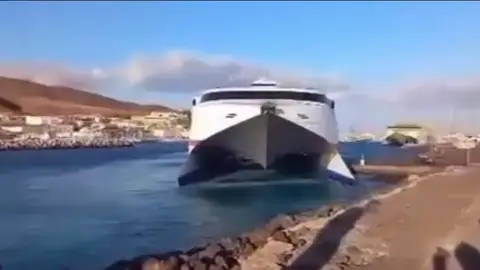 Un catamarán pierde el control en Fuerteventura y colisiona contra un dique Un catamarán pierde el control en Fuerteventura y colisiona contra un dique
