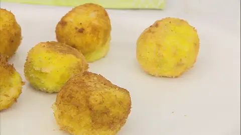 Receta de bolas de patata rellenas de boloñesa Joseba y Karlos Arguiñano nos traen un plato sorprendente que le da una vuelta a ingredientes tradicionales.