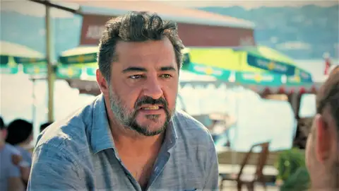 Akif, arruinado, se ve obligado a trabajar de vendedor ambulante Akif, arruinado, se ve obligado a trabajar de vendedor ambulante