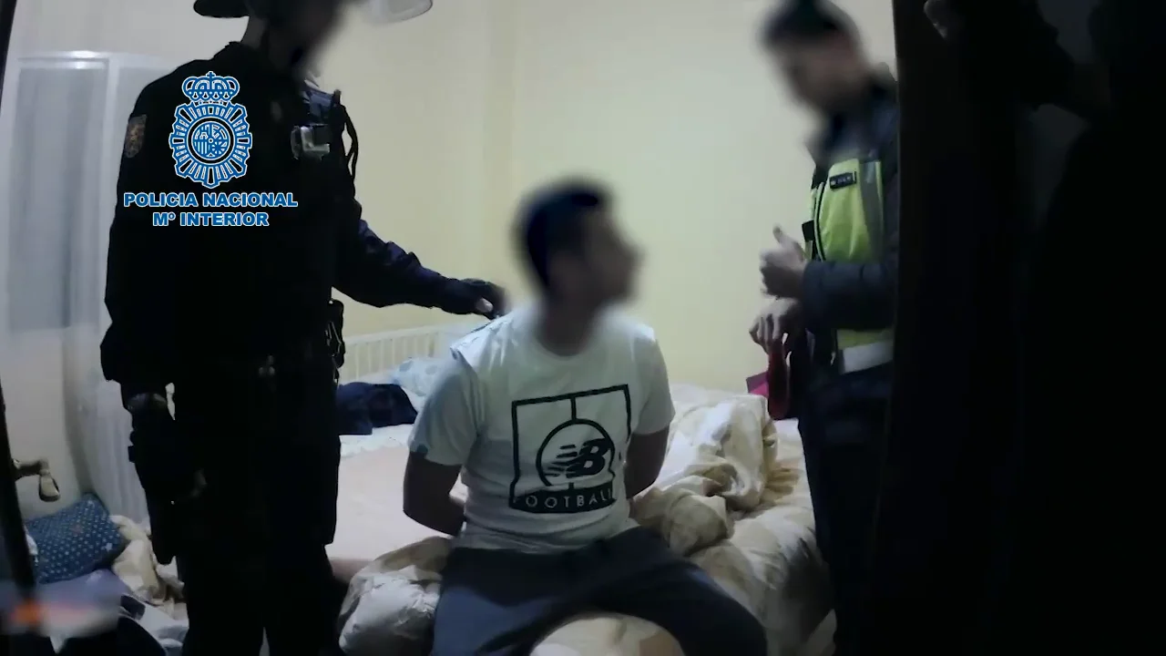 El vídeo de la detención de un alunicero del clan 'Bote Vargas' El vídeo de la detención de un alunicero del clan 'Bote Vargas'