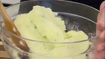 Añade mantequilla, sal y perejil al puré