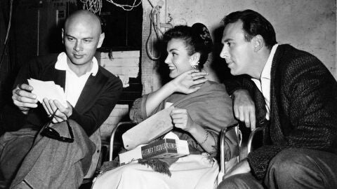 Yul Brynner junto a Carmen Sevilla y Augusto Algueró