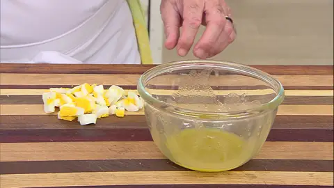 Emulsiona la mezcla con una varilla Emulsiona la mezcla con una varilla