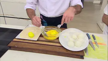Pasa las bolas por huevo y después rebózalas