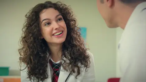 Asiye, cada vez más enamorada de Doruk y sorprendida con su bonito regalo: "Yo también estoy loca por ti" Asiye, cada vez más enamorada de Doruk y sorprendida con su bonito regalo: "Yo también estoy loca por ti"