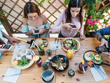 Chicas fotografiando la comida