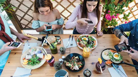 Chicas fotografiando la comida Chicas fotografiando la comida
