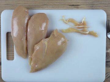 Quita el tend&oacute;n de una pechuga de pollo en segundos con este truco