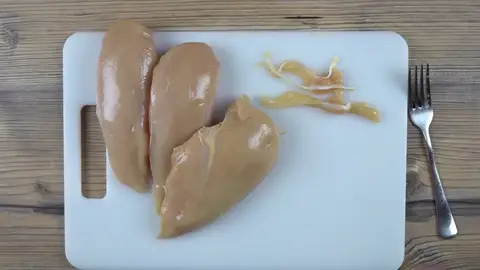 Quita el tendón de una pechuga de pollo en segundos con este truco Quita el tendón de una pechuga de pollo en segundos con este truco