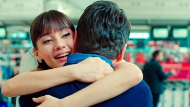 Alihan y Zeynep se reconcilian por fin en el aeropuerto… ¡Ante la mirada furiosa de Dündar!