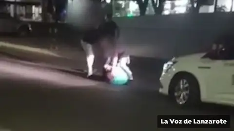 El vídeo de la violenta agresión a un taxista en la isla de Lanzarote