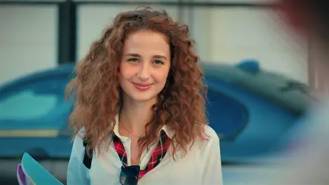 Los Eren llegan al colegio en limusina y se enfrentan a una nueva enemiga... ¡Leyla, la hermana de Tolga! Los Eren llegan al colegio en limusina y se enfrentan a una nueva enemiga... ¡Leyla, la hermana de Tolga!