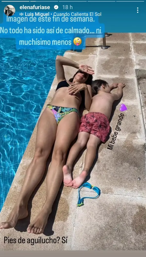 Elena Furiase con su hijo en la piscina