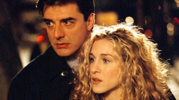 Chris Noth y Sarah Jessica Parker como Mr. Big y Carrie en 'Sexo en Nueva York'