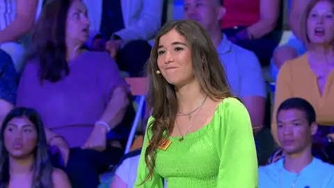 Más fácil imposible: Se le “escapa” la solución del panel y… ¡se lo regala a su compañera! Más fácil imposible: Se le “escapa” la solución del panel y… ¡se lo regala a su compañera!