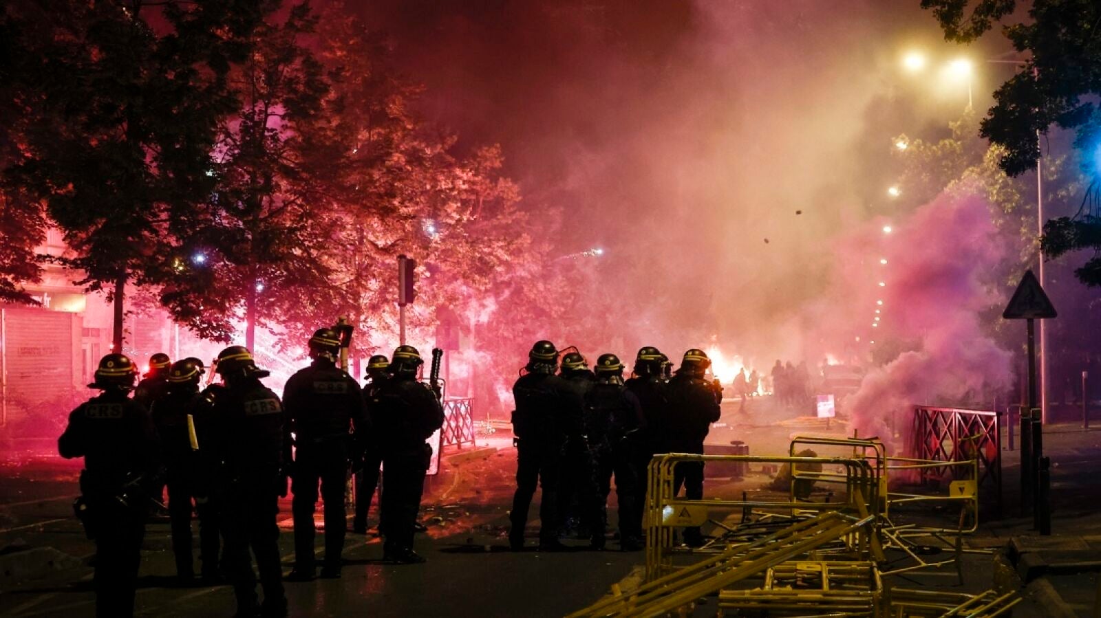 Se agravan los disturbios en Francia, Macron convoca una unidad de crisis y aumenta el número de policías heridos