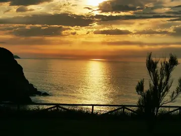 Comerse el sol desde el Rte. El Remedio (Liandres) Comerse el sol desde el Rte. El Remedio (Liandres)