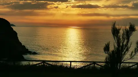 Comerse el sol desde el Rte. El Remedio (Liandres) Comerse el sol desde el Rte. El Remedio (Liandres)