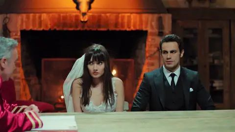 Dündar se venga de Zeynep y… ¡La obliga a que se case con él! Dündar se venga de Zeynep y… ¡La obliga a que se case con él!