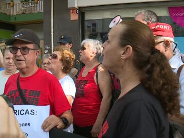 Decenas de vecinos de varios barrios de Sevilla protestas por los cortes de luz 
