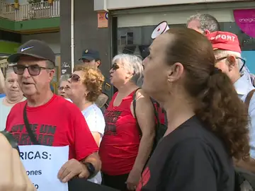 Decenas de vecinos de varios barrios de Sevilla protestas por los cortes de luz Decenas de vecinos de varios barrios de Sevilla protestas por los cortes de luz