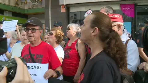 Decenas de vecinos de varios barrios de Sevilla protestas por los cortes de luz Decenas de vecinos de varios barrios de Sevilla protestas por los cortes de luz
