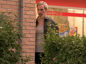 Sarrías vuelve al barrio para vengarse de Carballo: ¡Jorge descubre sus verdaderas intenciones! Sarrías vuelve al barrio para vengarse de Carballo: ¡Jorge descubre sus verdaderas intenciones!