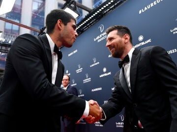 Carlos Alcaraz saluda a Leo Messi en los premios Laureus 