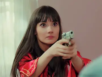 Zeynep le roba la pistola a Dündar y lo amenaza: “Que tu hombre suelte a mi madre” Zeynep le roba la pistola a Dündar y lo amenaza: “Que tu hombre suelte a mi madre”