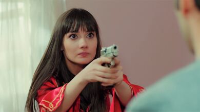 Zeynep le roba la pistola a Dündar y le amenaza: “Que tu hombre suelte a mi madre”