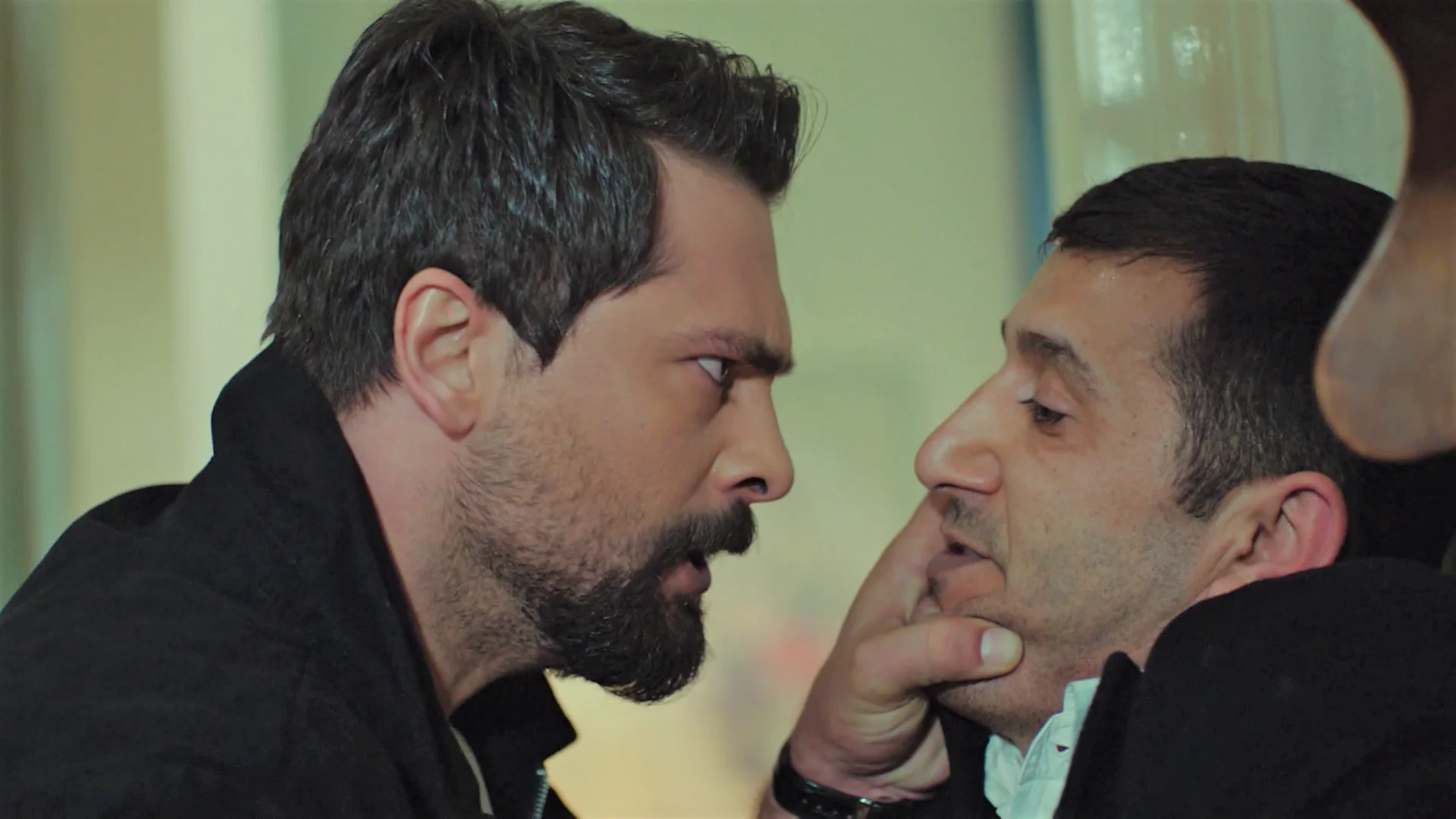 &iexcl;Alihan y Emir salvan a Asuman y consiguen reducir a su secuestrador!