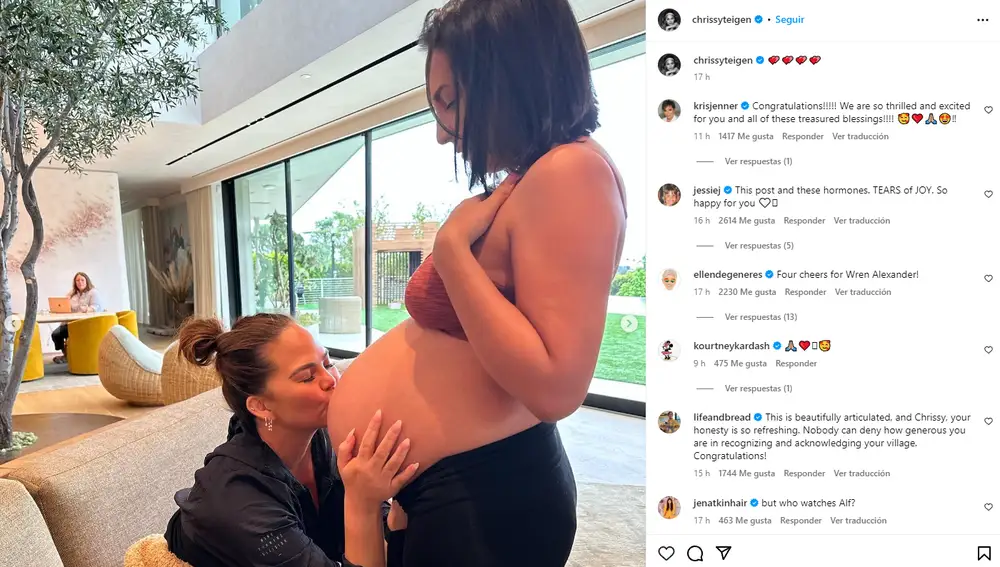 Chrissy Teigen besando la tripa de embarazada de Alexandra, la madre gestante de su cuarto hijo