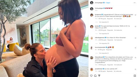 Chrissy Teigen besando la tripa de embarazada de Alexandra, la madre gestante de su cuarto hijo