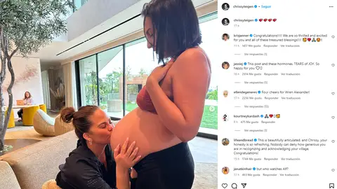 Chrissy Teigen besando la tripa de embarazada de Alexandra, la madre gestante de su cuarto hijo Chrissy Teigen besando la tripa de embarazada de Alexandra, la madre gestante de su cuarto hijo