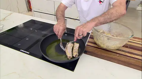 La costilla debe quedar bien empapada con el adobo La costilla debe quedar bien empapada con el adobo