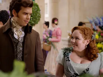 Luke Newton como Colin Bridgerton y Nicola Coughlan como Penelope Featherington en la temporada 3 Luke Newton como Colin Bridgerton y Nicola Coughlan como Penelope Featherington en la temporada 3