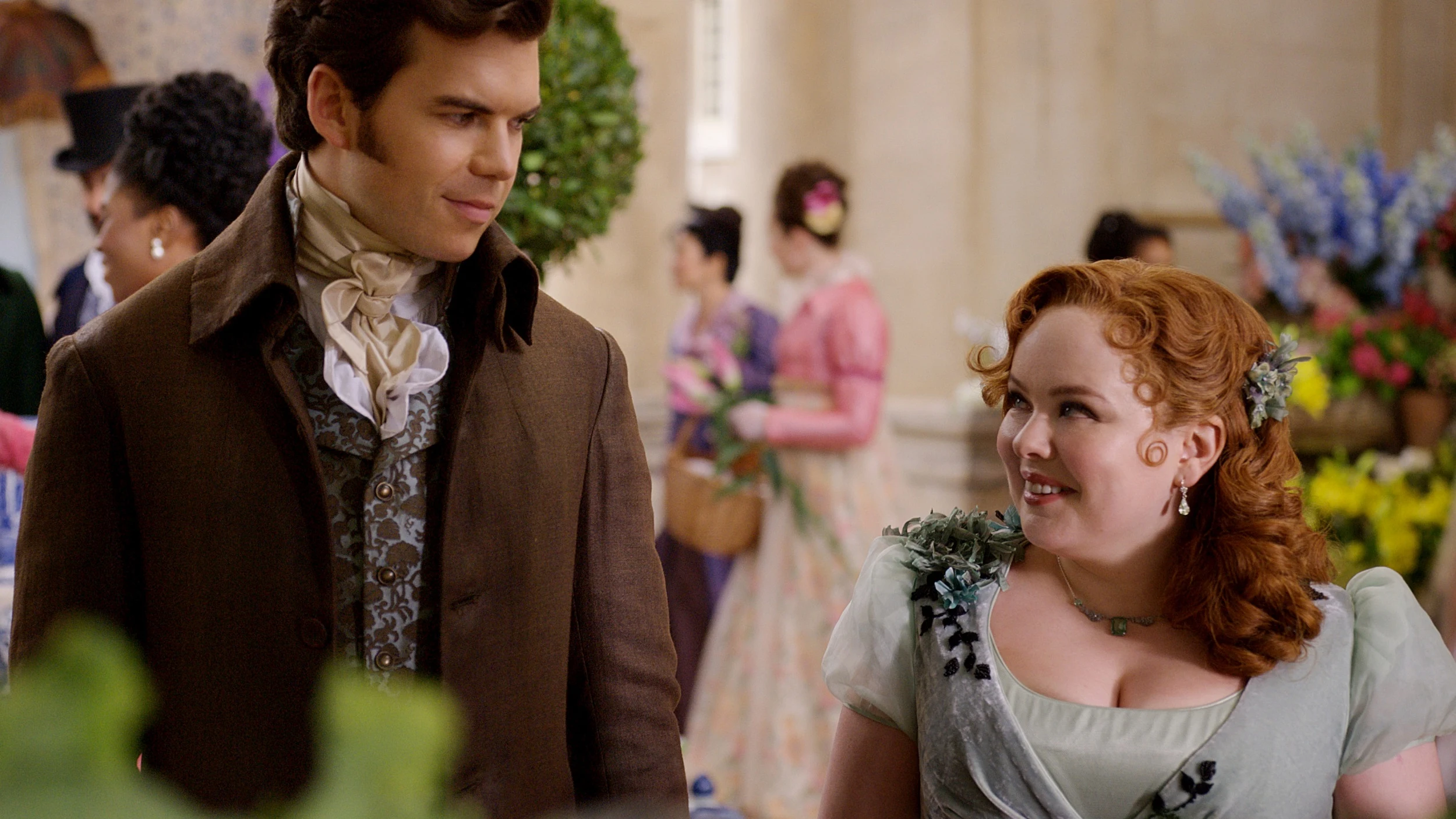Luke Newton como Colin Bridgerton y Nicola Coughlan como Penelope Featherington en la temporada 3