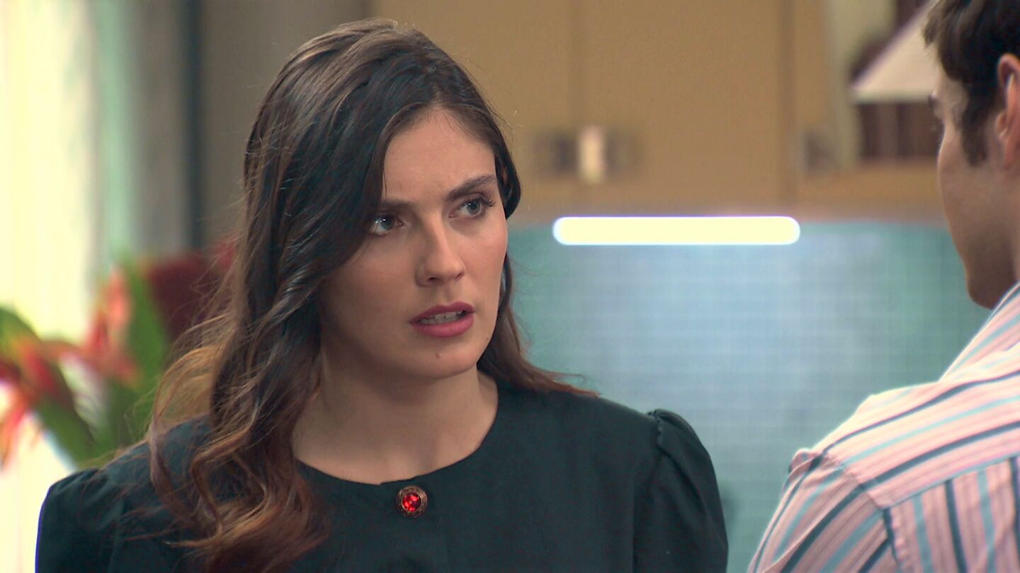 Andrea consigue que Alberto le conceda el divorcio. Asegura que no la denunciará, pero tampoco lo hará a cambio de nada.