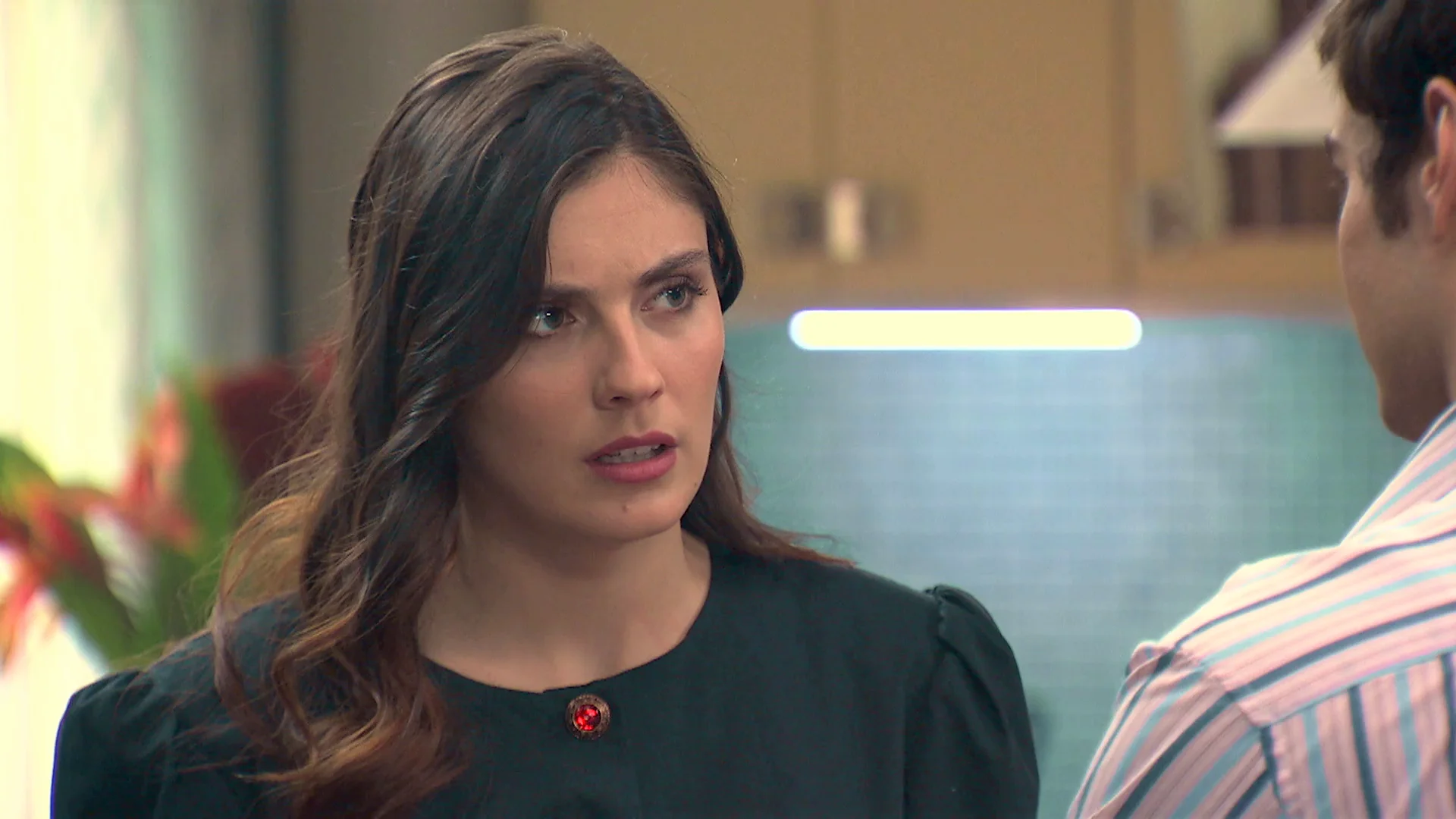 Andrea consigue que Alberto le conceda el divorcio. Asegura que no la denunciará, pero tampoco lo hará a cambio de nada.