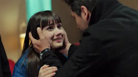 Alihan salva a Zeynep del secuestro de Dündar... ¡Y a él le internan en un centro psiquiátrico! Alihan salva a Zeynep del secuestro de Dündar... ¡Y a él le internan en un centro psiquiátrico!