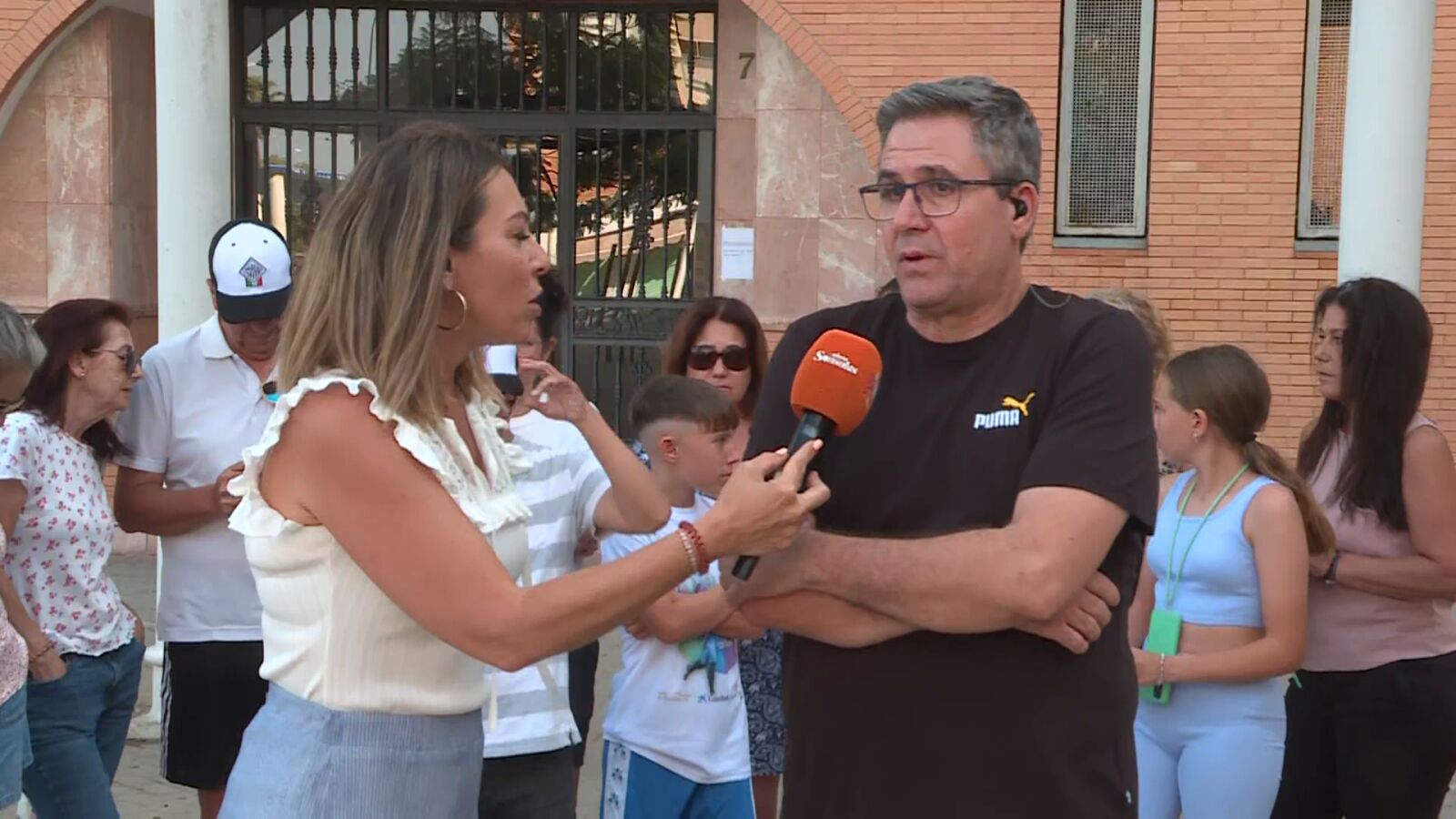 Denuncian que los gallos del balcón de su vecino no les dejan dormir: 