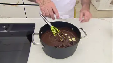 Añade el chocolate negro y la mantequilla