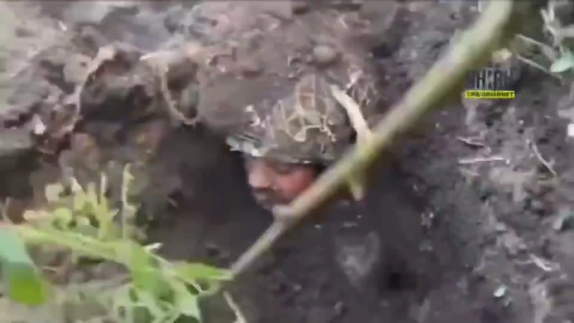 Soldados ucranianos desentierran a un compañero en la trinchera Soldados ucranianos desentierran a un compañero en la trinchera