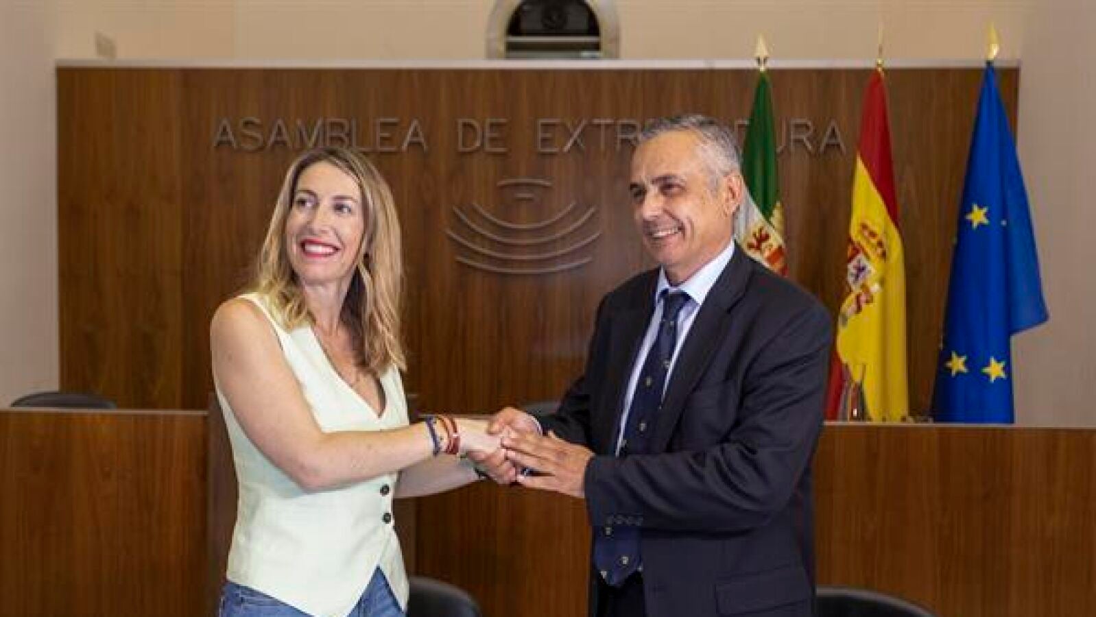 Amaina la tormenta en Extremadura con un acuerdo entre PP y Vox que hace presidenta a María Guardiola