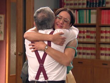 La abogada, tras una larga estancia en Valencia cuidando a su madre, regresa al barrio para sorpresa de Quintero y Guillermo. &iquest;C&oacute;mo ser&aacute; el recibimiento por parte de Gloria?