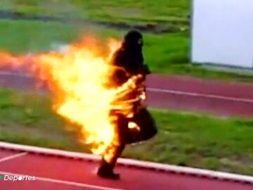 Un bombero envuelve su cuerpo en llamas para batir un doble récord