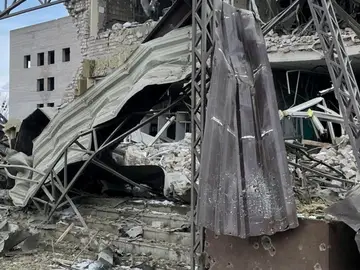 Igor se ha propuesto reconstruir su pueblo de Ucrania, totalmente arrasado, con los materiales de deshecho Igor se ha propuesto reconstruir su pueblo de Ucrania, totalmente arrasado, con los materiales de deshecho