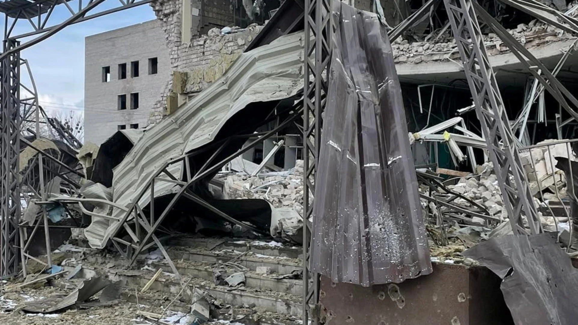 Igor se ha propuesto reconstruir su pueblo de Ucrania, totalmente arrasado, con los materiales de deshecho