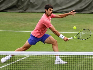 Carlos Alcaraz entrenando en las instalaciones de Wimbledon