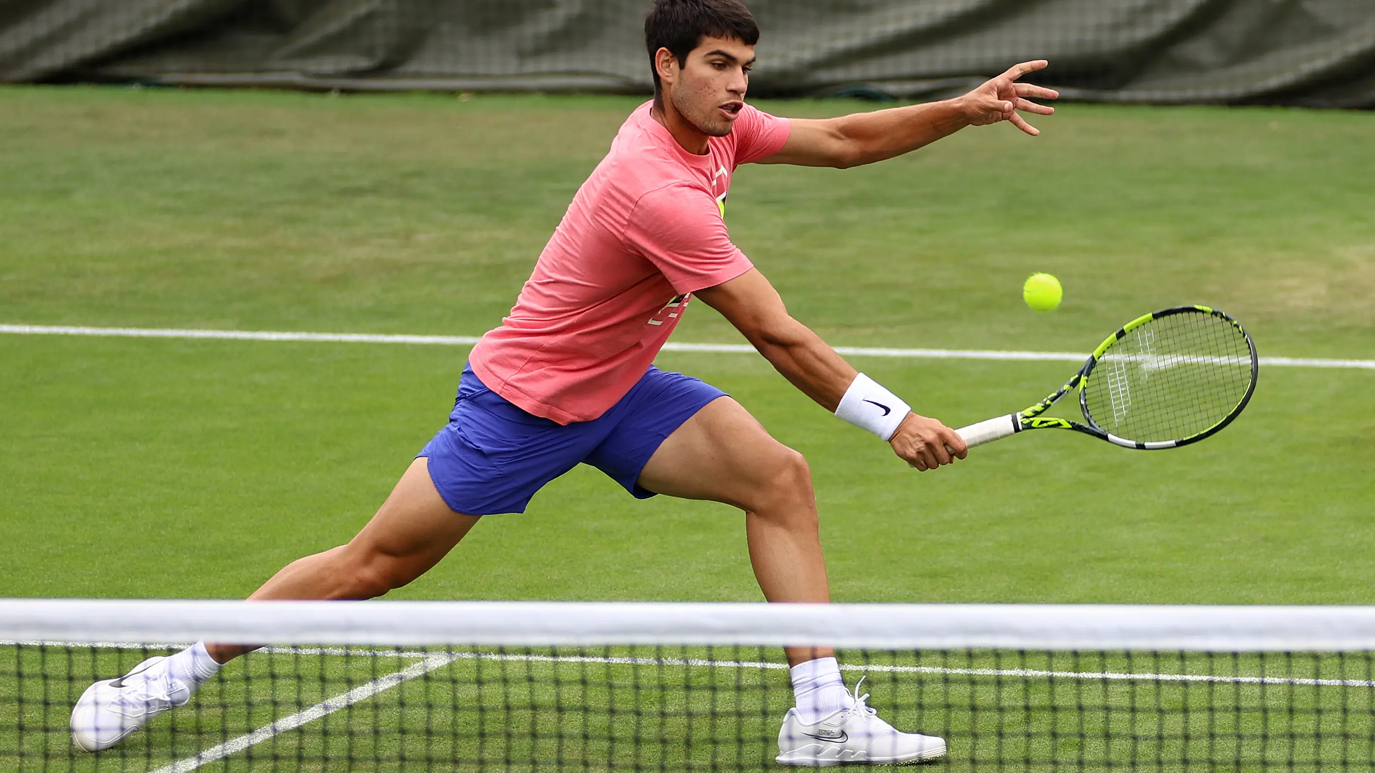 Carlos Alcaraz entrenando en las instalaciones de Wimbledon